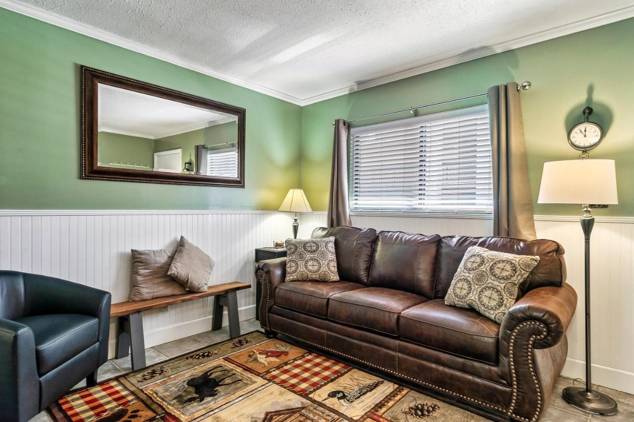 Lovely Condo W/ Indoor Pool *Only Steps To Parkway Gatlinburg Bagian luar foto