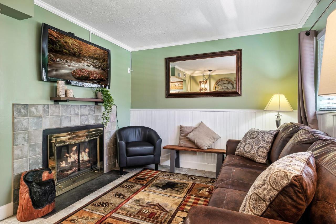 Lovely Condo W/ Indoor Pool *Only Steps To Parkway Gatlinburg Bagian luar foto