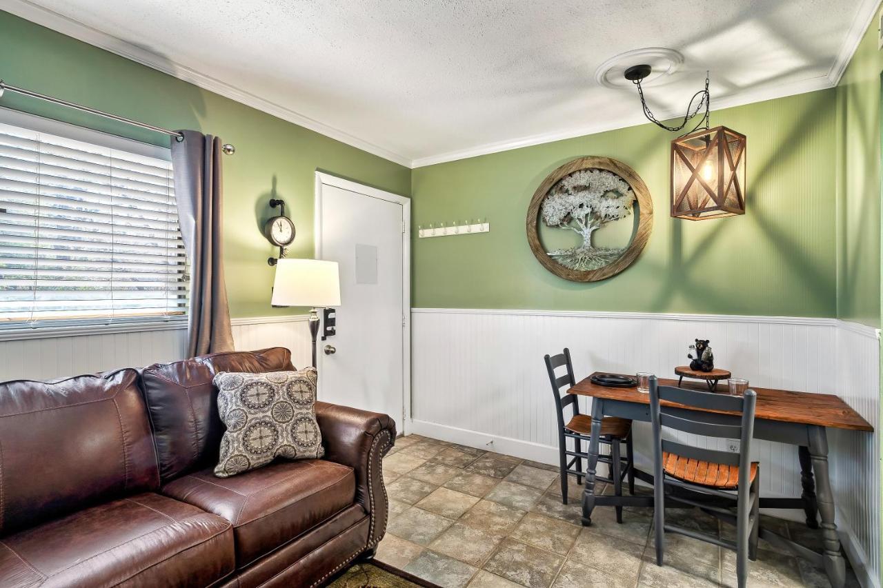 Lovely Condo W/ Indoor Pool *Only Steps To Parkway Gatlinburg Bagian luar foto