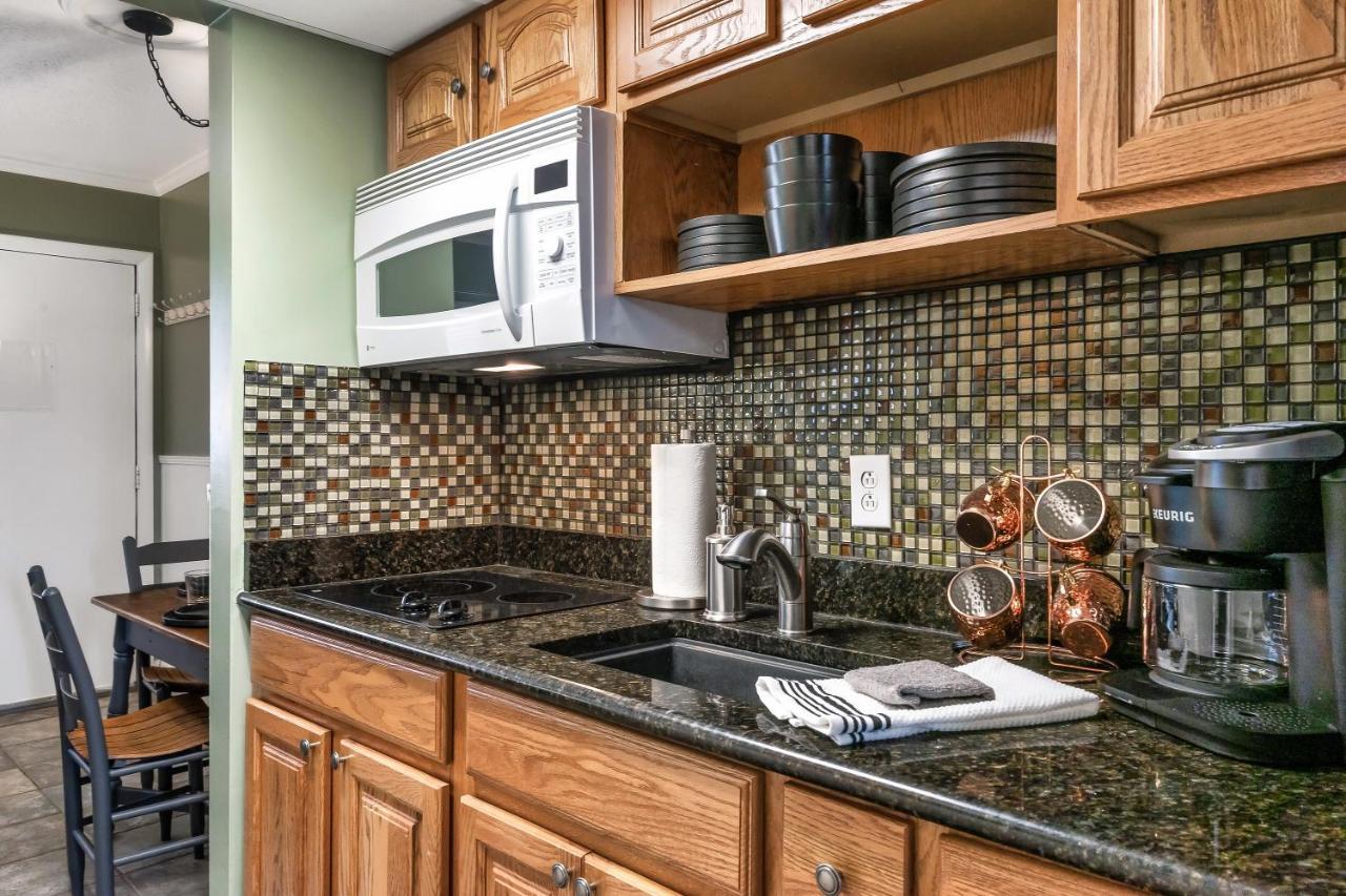 Lovely Condo W/ Indoor Pool *Only Steps To Parkway Gatlinburg Bagian luar foto