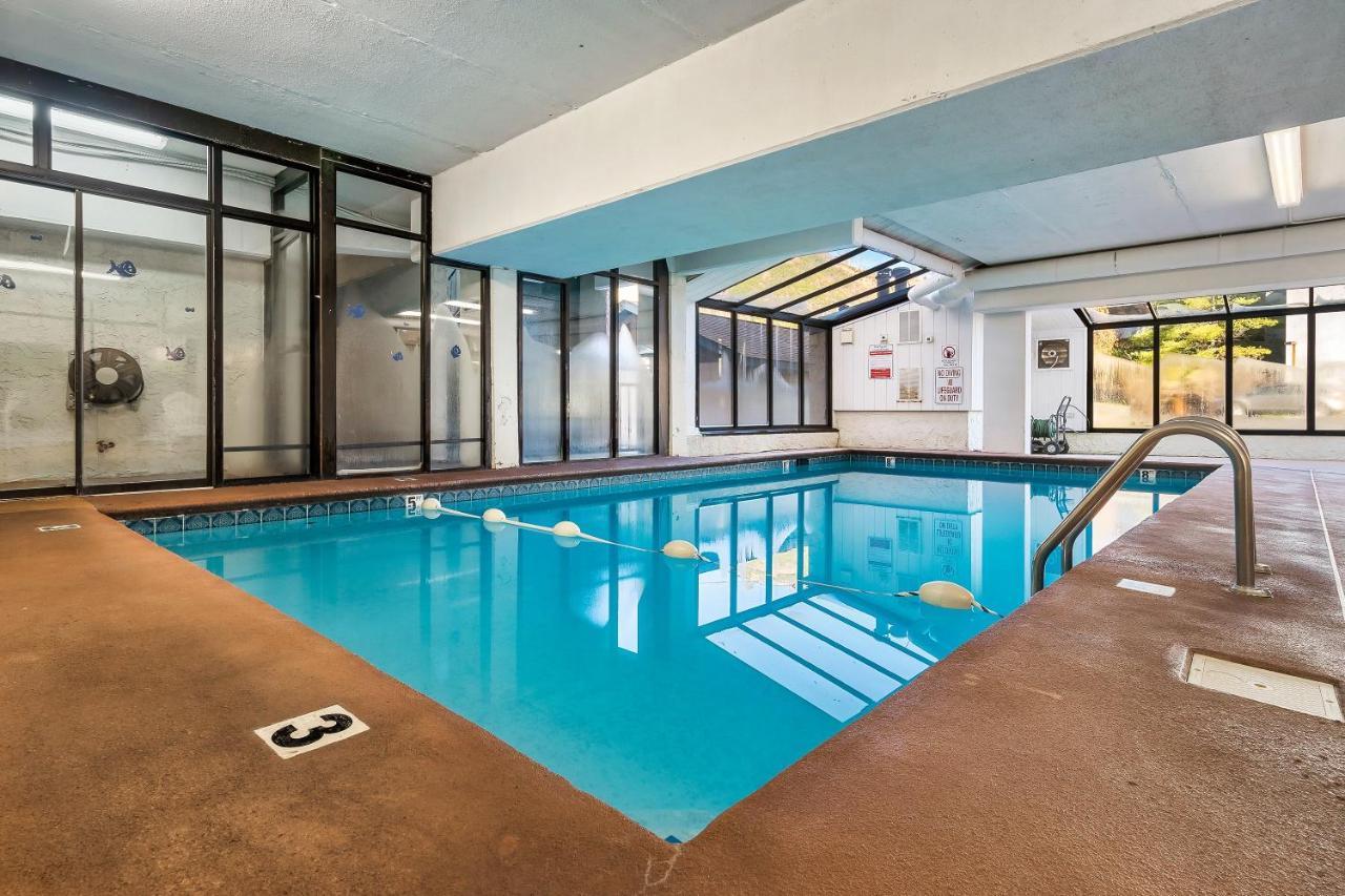 Lovely Condo W/ Indoor Pool *Only Steps To Parkway Gatlinburg Bagian luar foto