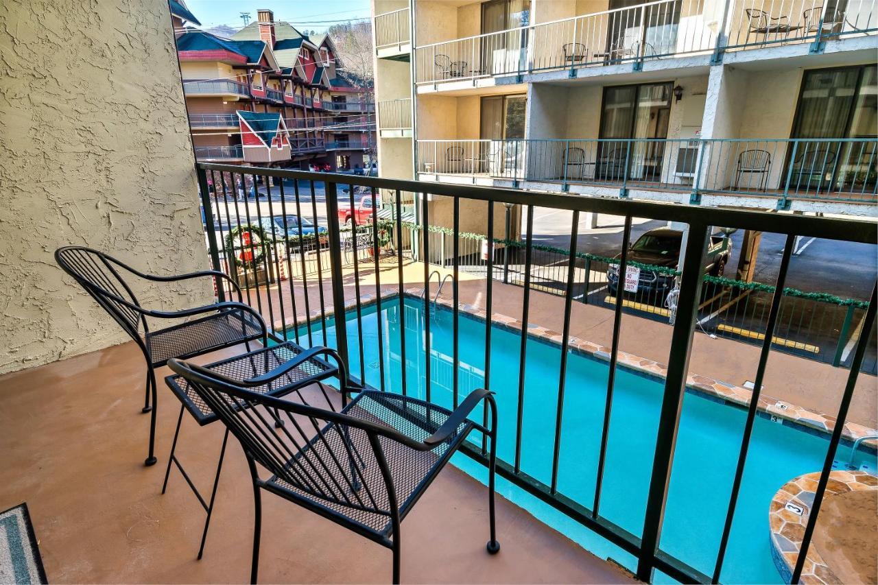 Lovely Condo W/ Indoor Pool *Only Steps To Parkway Gatlinburg Bagian luar foto