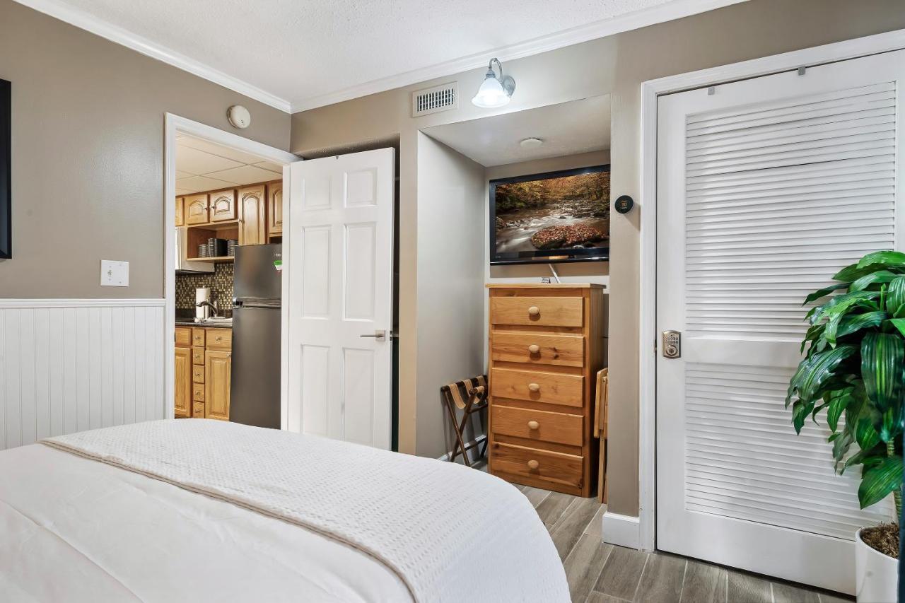 Lovely Condo W/ Indoor Pool *Only Steps To Parkway Gatlinburg Bagian luar foto