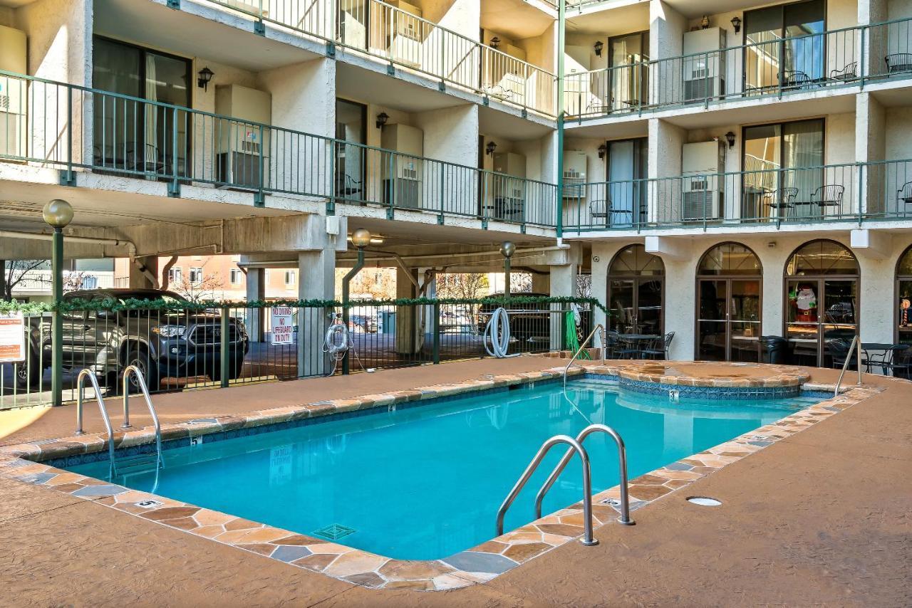 Lovely Condo W/ Indoor Pool *Only Steps To Parkway Gatlinburg Bagian luar foto